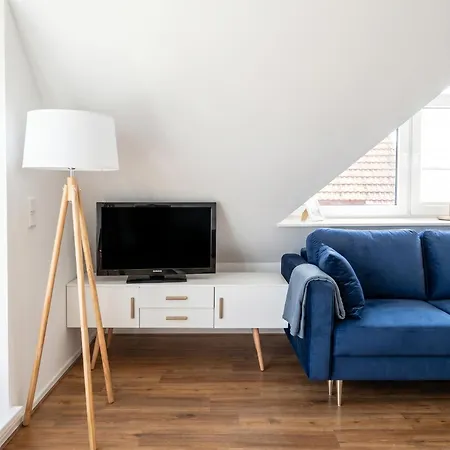 Moderne Und Gemuetliche Dachgeschosswohnung Mit Balkon, Zentrale & Ruhige Lage, 500m Zum *