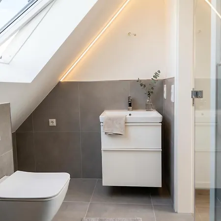 דירה Moderne Und Gemuetliche Dachgeschosswohnung Mit Balkon, Zentrale & Ruhige Lage, 500m Zum *