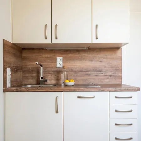Moderne Und Gemuetliche Dachgeschosswohnung Mit Balkon, Zentrale & Ruhige Lage, 500m Zum