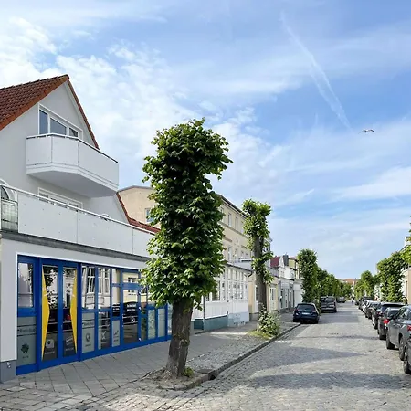 Moderne Und Gemuetliche Dachgeschosswohnung Mit Balkon, Zentrale & Ruhige Lage, 500m Zum דירה *