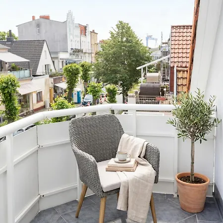 Moderne Und Gemuetliche Dachgeschosswohnung Mit Balkon, Zentrale & Ruhige Lage, 500m Zum דירה