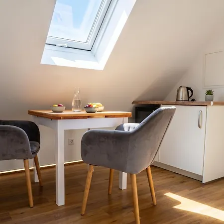 דירה Moderne Und Gemuetliche Dachgeschosswohnung Mit Balkon, Zentrale & Ruhige Lage, 500m Zum