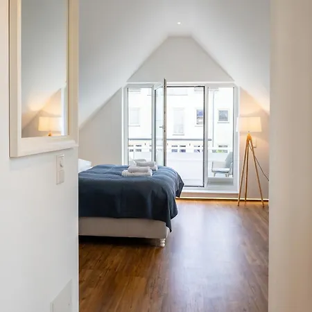Moderne Und Gemuetliche Dachgeschosswohnung Mit Balkon, Zentrale & Ruhige Lage, 500m Zum *