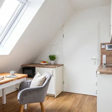 Moderne Und Gemuetliche Dachgeschosswohnung Mit Balkon, Zentrale & Ruhige Lage, 500m Zum דירה
