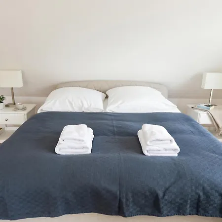 דירה Moderne Und Gemuetliche Dachgeschosswohnung Mit Balkon, Zentrale & Ruhige Lage, 500m Zum *