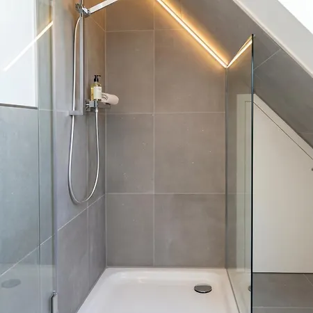 Moderne Und Gemuetliche Dachgeschosswohnung Mit Balkon, Zentrale & Ruhige Lage, 500m Zum Appartamento Rostock
